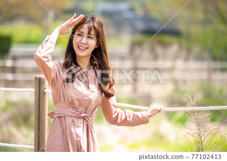 生活方式 女人 休息 行走 77102413