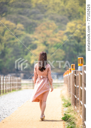 生活方式 女人 休息 行走 生活方式 女人 休息 行走 77102626