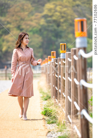 生活方式 女人 休息 行走 77102686