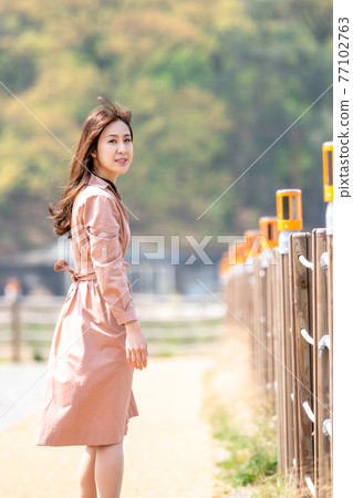 lifestyle women relaxation walk 77102763