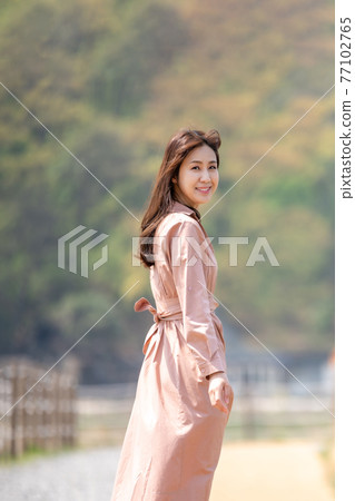 lifestyle women relaxation walk 77102765