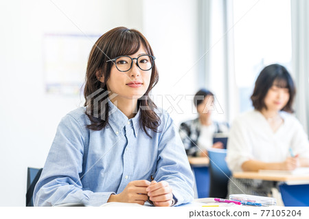 女大學生在教室裡上課攝影合作:中央工業大學附屬日語學校 女大學生在教室裡上課攝影合作:中央工業大學附屬日語學校 77105204