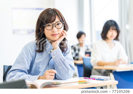 女大學生在教室裡上課攝影合作:中央工業大學附屬日語學校 女大學生在教室裡上課攝影合作:中央工業大學附屬日語學校 77105206