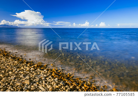 [Summer] Natural scenery of the sea with cumulonimbus clouds 77105585