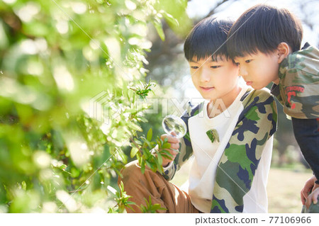 透過放大鏡看的男孩 透過放大鏡看的男孩 77106966
