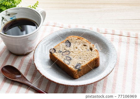 Buckwheat flour and black bean sponge cake Buckwheat flour and black bean sponge cake 77106969