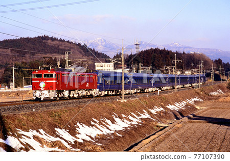 1998 EF8198 Blue Train Elm going on the Tohoku Main Line 77107390