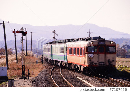 1997年Kiha 58系列快沙丘4輛車在Imbi線上行駛 77107456