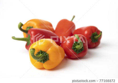 白色背景上的彩色辣椒粉 77108872