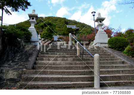 Kabutoyama Daishi Kannoji Temple 位於 Kabuto 山南麓，俯瞰樓梯，兩個燈籠，主神社，Mt. 77108880