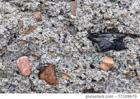 The surface of an old cinder block falling apart 77109679