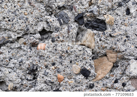 The surface of an old cinder block falling apart 77109683