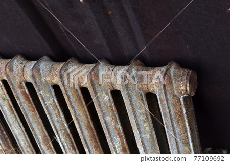 A rusty old Soviet radiator battery pack 77109692