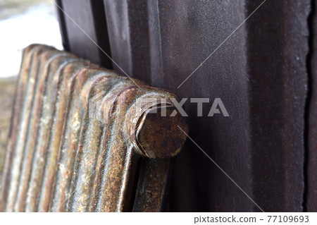 A rusty old Soviet radiator battery pack 77109693