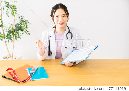 年輕的女醫生去看 77111919