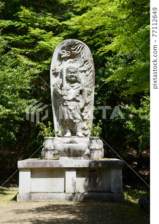 新鮮的綠色神宮寺，不動明王雕像，高尾市，京都市 77112649