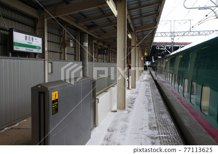 At the platform of Shin-Hanamaki Station on the Tohoku Shinkansen At the platform of Shin-Hanamaki Station on the Tohoku Shinkansen 77113625