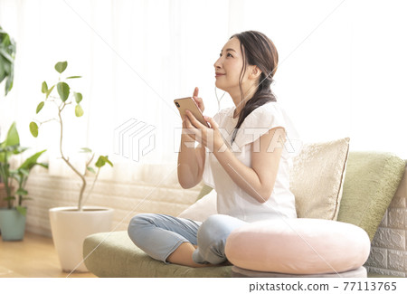 用智能手機想出點什麼的女人 77113765