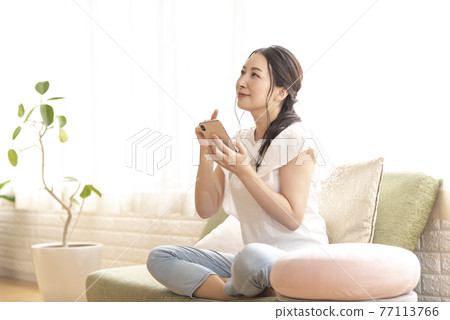 用智能手機想出點什麼的女人 77113766