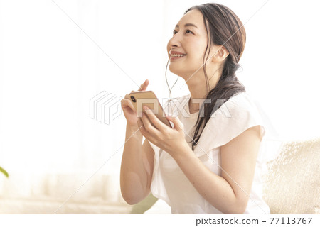 用智能手機想出點什麼的女人 77113767