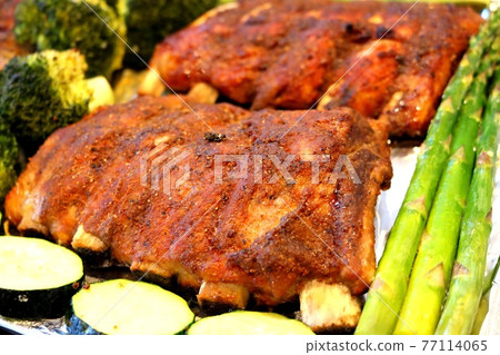 經典的烤肉,精緻的排骨 經典的烤肉,精緻的排骨 77114065