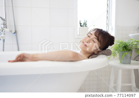 一個年輕的女人洗個澡 一個年輕的女人洗個澡 77114097