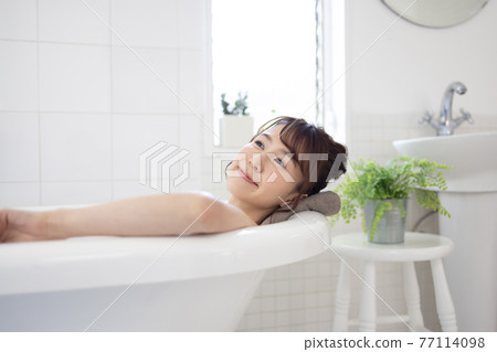 一個年輕的女人洗個澡 77114098
