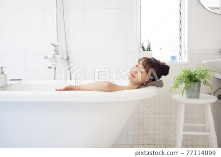 一個年輕的女人洗個澡 77114099