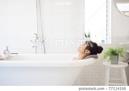一個年輕的女人洗個澡 77114100