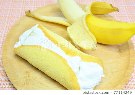 Banana omlet Banana omlet 77114249