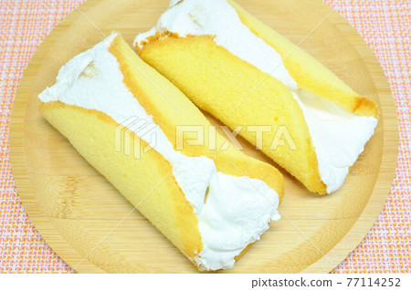 Banana omlet 77114252