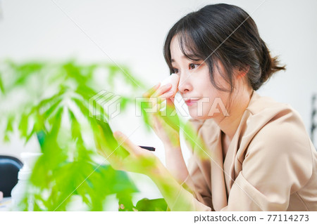 做微笑的年輕女人構成 77114273