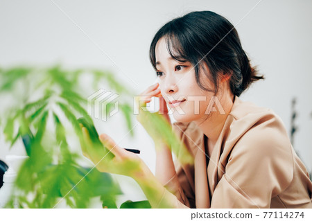 做微笑的年輕女人構成 做微笑的年輕女人構成 77114274