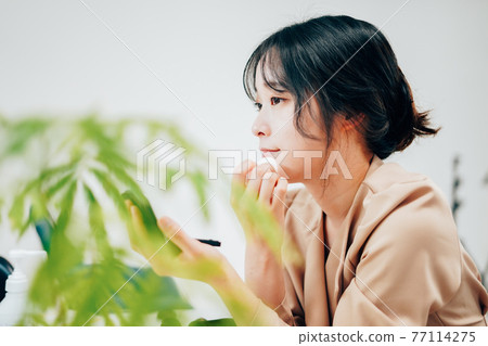 做微笑的年輕女人構成 做微笑的年輕女人構成 77114275