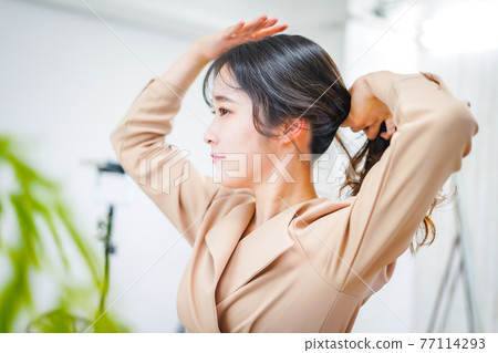 做微笑的年輕女人構成 77114293