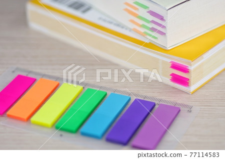 粘滯便箋和書籍學習圖像 77114583