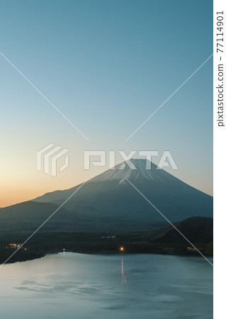 富士山在黎明和本栖湖 富士山在黎明和本栖湖 77114901