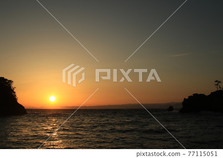 Sunset in Nishiizu on the Izu Peninsula 77115051