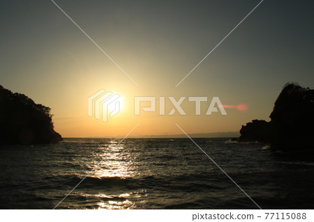 Sunset in Nishiizu on the Izu Peninsula Sunset in Nishiizu on the Izu Peninsula 77115088
