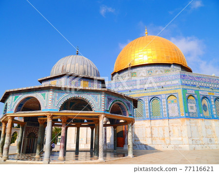Rock dome where the blue sky shines Rock dome where the blue sky shines 77116621