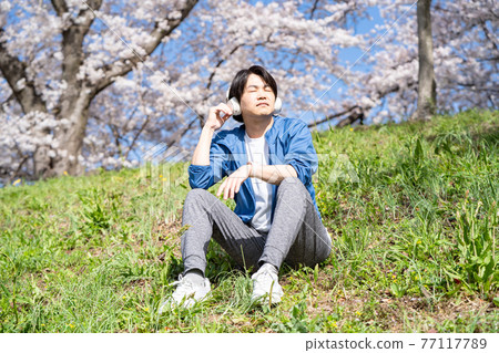 一個男人一邊聽音樂一邊休息 77117789