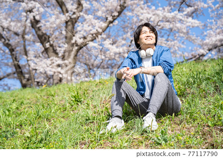 在公園裡休息的人 在公園裡休息的人 77117790
