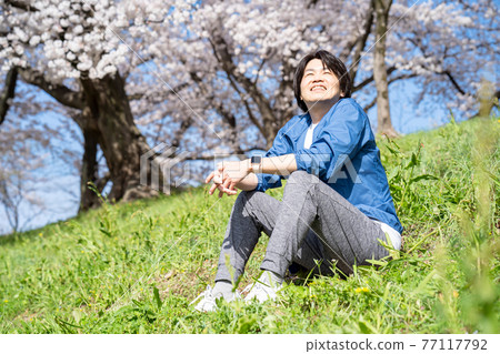 在公園裡休息的人 在公園裡休息的人 77117792