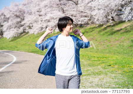 一個人在公園裡散步 一個人在公園裡散步 77117793