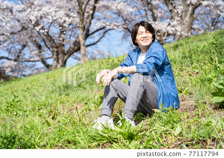 在公園裡休息的人 77117794