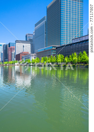 《Tokyo》 Marunouchi business district, moat scenery 77117807