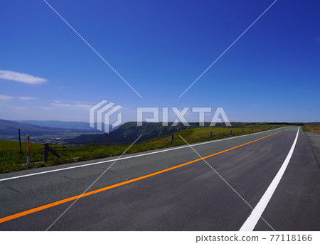 Aso Sotowayama Road Spring scenery of Aso Plateau 77118166