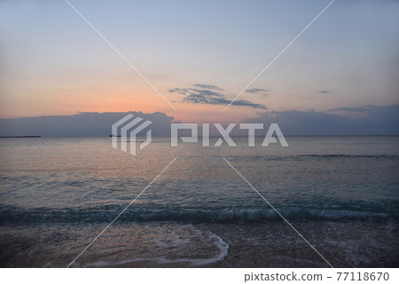 沖繩島Urasoe西海岸晚上視圖 沖繩島Urasoe西海岸晚上視圖 77118670