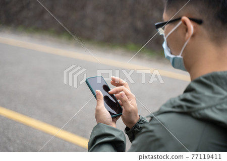 一人 手機 尋找 旅行 Solo traveller using smart phone 一人旅 一人 手機 尋找 旅行 Solo traveller using smart phone 一人旅 77119411
