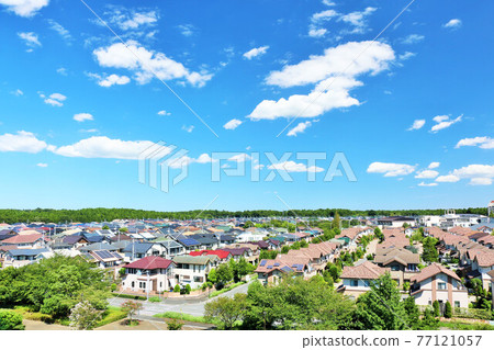 新夏天藍天和城市的風景 77121057